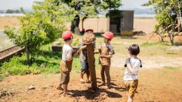 稲光園園庭でどろんこ遊び